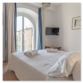 Dettagli di arredo raffinati in un serviced apartment a Genova.