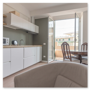 Dettagli di arredo raffinati in un serviced apartment a Genova.