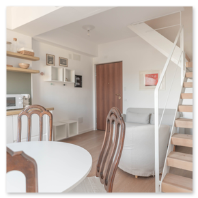 Dettagli di arredo raffinati in un serviced apartment a Genova.
