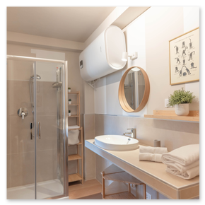 Dettagli di arredo raffinati in un serviced apartment a Genova.