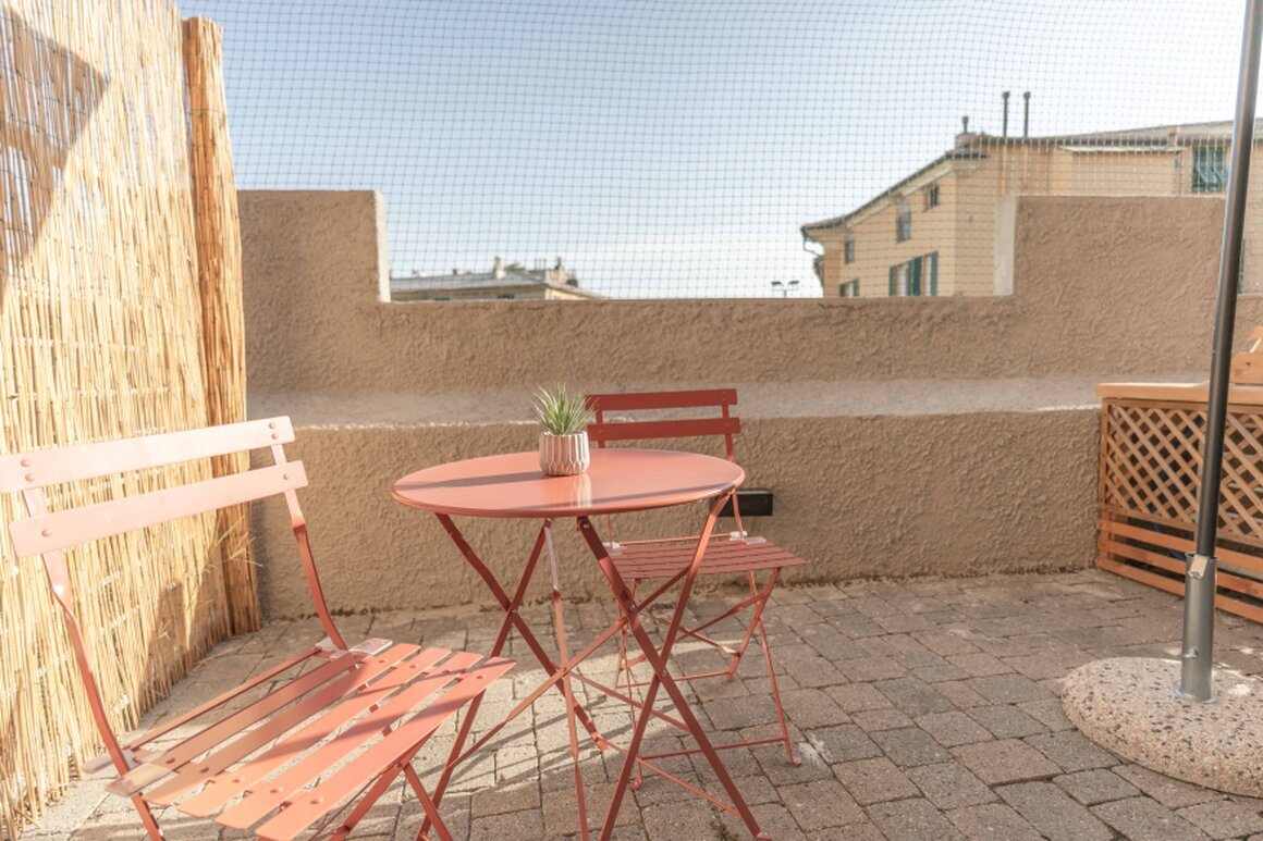 Area living con postazione di lavoro in appartamento business a Genova.